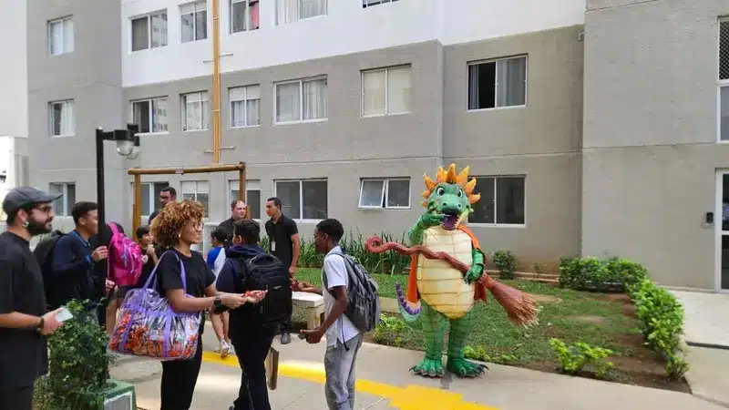 Eletromidia começa ação de Halloween da Docile
