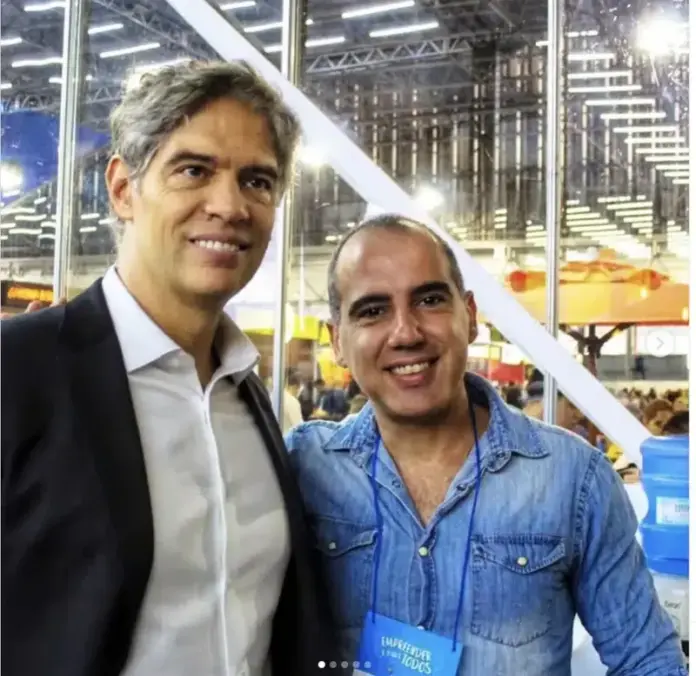 Roberto Calderon ao lado do economista Ricardo Amorim em evento do setor