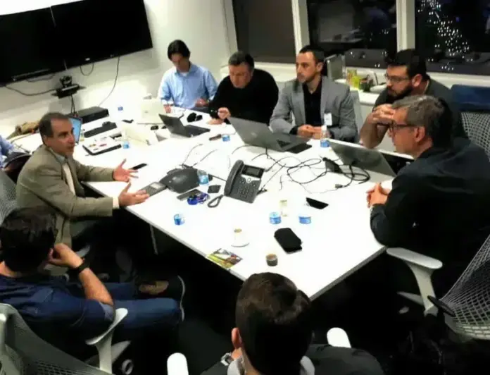 Reunião do Comitê de E-commerce do Brasil, com profissionais do mercado em volta da mesa