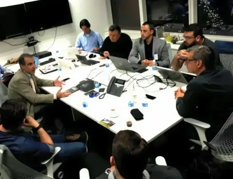 Reunião do Comitê de E-commerce do Brasil, com profissionais do mercado em volta da mesa